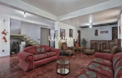 Casa com 300m², localizada na zona sul de porto alegre, com lareira, piscina e 3 vagas de garagem cobertas.