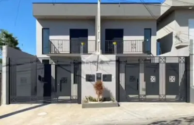 Sobrado novo com 2 suítes, churrasqueira e vista incrível