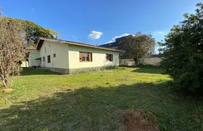Casa térrea em localização excepcional em atibaia - vila petropolis