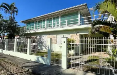 Casa ampla no centro de palhoça – versatilidade e localização em um só lugar!