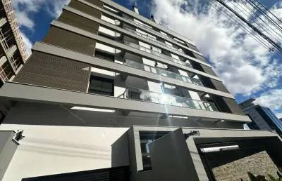 Apartamento com 2 suítes, sacada com churrasqueira e vaga privativa no centro de florianópolis