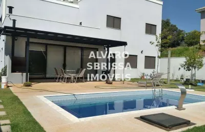Casa com piscina, 4 quartos sendo duas suítes com ar sendo uma com close. 248m2ac. 700m2at.