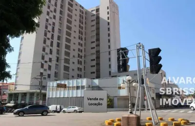 Salão comercial, com várias salas, na principal praça da cidade com vários banheiros, em terreno de 400m² e área construída 750m², com ar condicionado