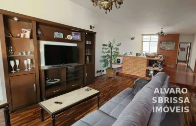 Casa com ótima localização em bairro nobre com possibilidade de ser comercial também. 300m2 at e 190m2 ac