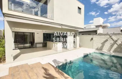 São 3 suítes sendo 1 máster com varanda, ampla sala 2 ambientes e cozinha estilo americana, escritório no piso superior