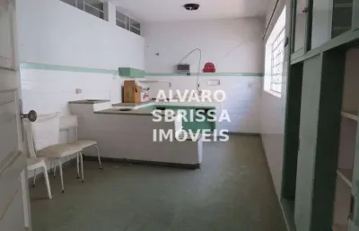 Casa na área comercial da cidade. possui 645m2 de terreno. vocação para escritórios, área da saúde, hotelaria ou residência. estuda permuta