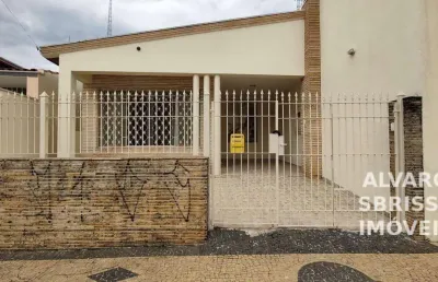 Imóvel comercial em rua com bastante movimento de automóveis a 3 quadras da praça central da cidade com 297 m² de terreno e 156 m² de área construída.