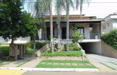 Casa estilo colonial, possui 3 suítes com ar condicionado e armários. condomínio portella itu sp