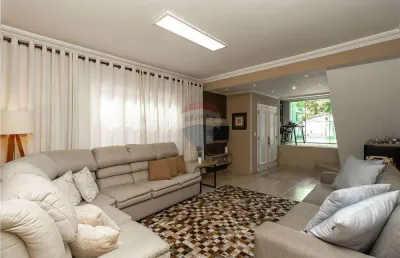 Encantadora residência com 3 suítes e acabamento de alta qualidade.- porteira fechada-