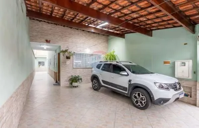 Aconchegante sobrado, 135m², 3 quartos, 3 banheiros, 1 suíte, 2 vagas cobertas