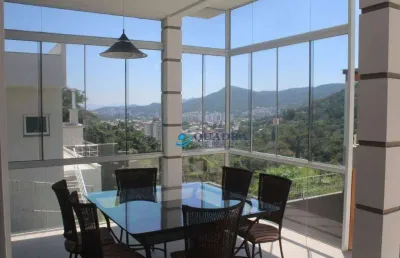 Espetacular casa em condomínio fechado, com piscina aquecida e salão de festas