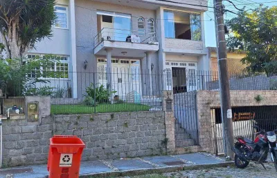Casa à venda muito bem localizada no bairro trindade, florinanópolis !!