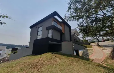 Sobrado para venda tem 420 metros quadrados com 5 quartos