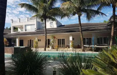 Casa de condomínio para venda possui 900 metros quadrados com 6 quartos