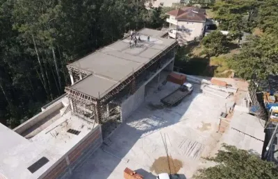 Casa em fase final de construção no condomínio tamboré - santana de parnaíba/sp.