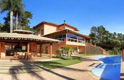 Casa de altíssimo padrão em condomínio fechado localizada em ibiúna, são paulo.