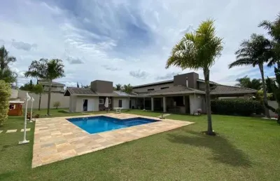 Casa de condomínio para venda tem 1350 metros quadrados com 4 quartos