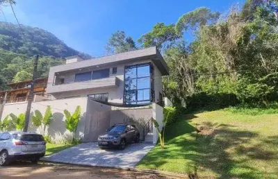 Casa de praia em condomínio fechado, localizada em lagoinha em ubatuba, são paulo .