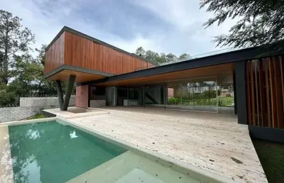 Casa sobrado alto padrão à venda no condomínio lago azul em aroçaiaba da serra - sp