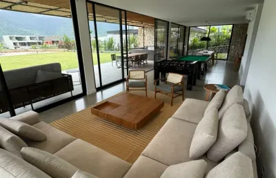 Casa de alto padrão para venda e locação diária no portobello resort em são brás em mangaratiba - rj