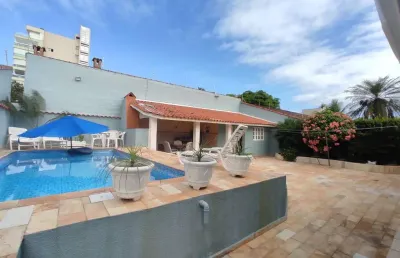 Casa térrea com piscina e churrasqueira a 2 quadras do mar, aruan, caraguatatuba