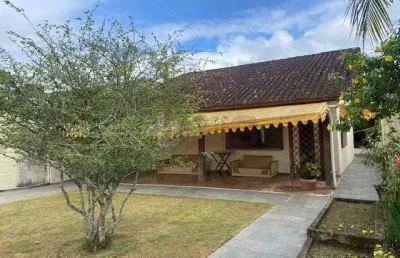 Casa térrea a 300m da praia martim de sá - conforto e praticidade