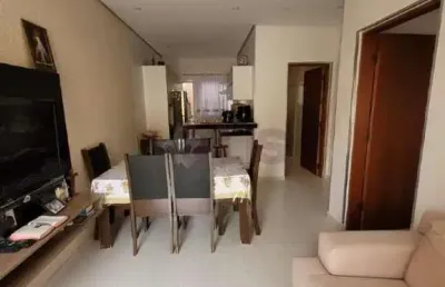 Casa térrea em condomínio, totalmente reformada. imóvel interessante. venha conhecer!