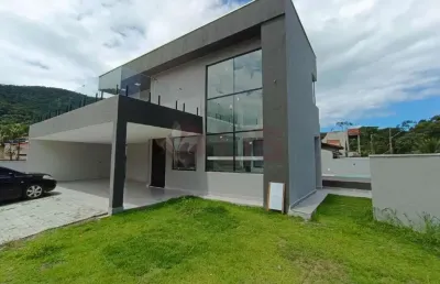 Oportunidade única! imóvel de alto padrão em condomínio fechado, próximo à praia da mococa.