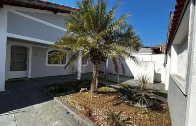 Se você está procurando conforto, praticidade e espaçõs amplos...acabou de encontrar esta casa térrea com 4 suítes e piscina