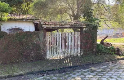 Perfeita localização, casa térrea. bairro tranquilo e seguro. frente para praça