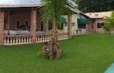 Procurando uma casa ampla/ acabou de encontrar! esta casa proporciona conforto de uma casa térrea em amplo terreno com jardim, piscina e área gourmet