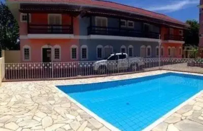 Sobrado em condomínio localizado a 400m da paradisíaca praia do capricórnio!
