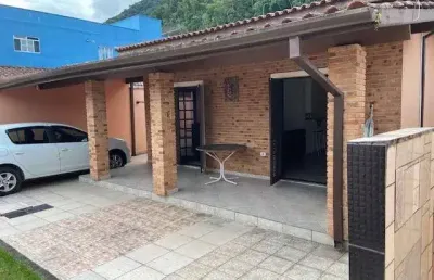 Oportunidade única! casa térrea, ampla, em frente a bela praça, a poucos minutos da praia martim de sa