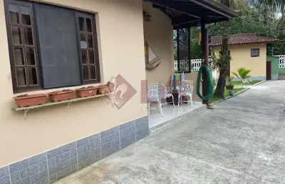 Casa  térrea reformada em condomínio fechado na praia martim de sá