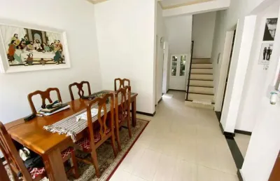 Condomínio residencial com 03 casas mobiliadas no bairro aruana com piscina