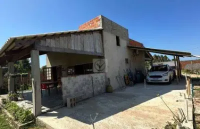 Oportunidade única: casa com terreno medindo 1.420m², próximo à praia