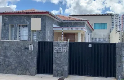 Descubra uma casa exuberante de 232m² com tudo o que você precisa para viver com estilo e exclusividade.