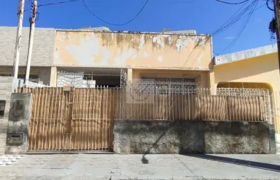 Versatilidade e espaço no coração da 13 de julho: casa com 4 quartos e quintal amplo!