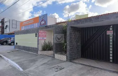 Espaçosa casa para locação em localização privilegiada