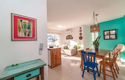 Apartamento decorado com 2 dormitórios a 200m do mar
