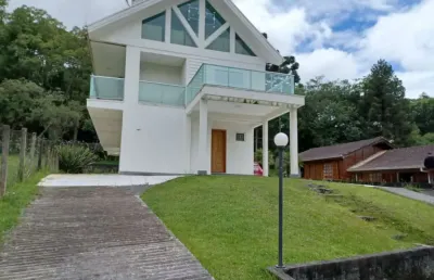 Vende-se excelente casa no condomínio fechado resort fazenda em piraquara condomínio com estrutura completa e excelente lagos área verde muito grande.