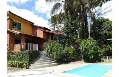 Chácara em arujá: 5.500m² com duas casas e ótimas instalações