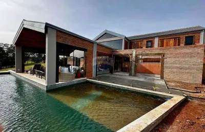 Luxo e natureza: casa de sonho em joanópolis pé na água
