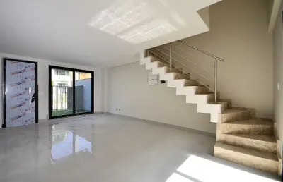 Belíssimo sobrado no cajuru com 3 quartos sendo 1 suíte 2 vagas