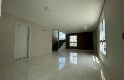 Lindo sobrado em condomínio no bairro alto 3 quartos sendo 1 suíte e 3 vagas de garagem