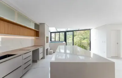 Belíssima casa com 300m2 sendo 3 suítes 3 vagas amplo quintal