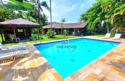 Aconhegante casa térrea com mais de 1000m² de área total em condomínio fechado na região da praia de pernambuco no guarujá!