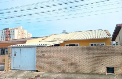 Casa com 5 quartos à venda na rua vidal gregório pereira, 234, jardim atlântico, florianópolis por r$ 958.000