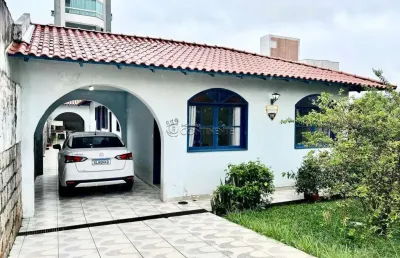 Casa com 3 quartos à venda na rua pascoal simone, 839, coqueiros, florianópolis por r$ 1.166.000