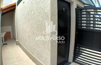 Casa sobreposta 2 dorm com quintal privativo na ocian